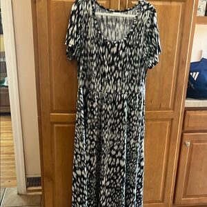LulaRoe Riley Dress, Size 2XL
Black and white